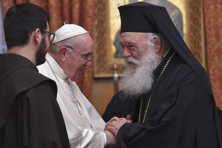 El Papa Francisco es recibido por el arzobispo de Atenas y líder de la Iglesia Ortodoxa de Grecia, Jerónimo II