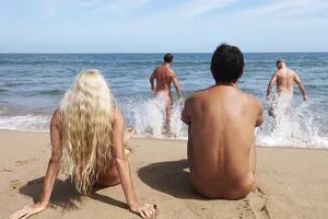 Cómo es la playa nudista de Punta del Este que no pasa de moda