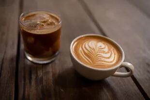 Un iced coffee y un flat white, dos de las especialidades de Cuervo Café 