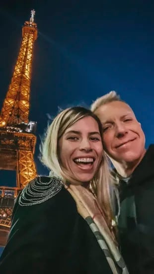 En su paso por la capital francesa, la infaltable selfie con la Torre Eiffel iluminada. 