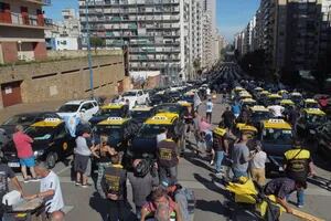 Taxistas cortan los accesos por las rutas 2 y 11 y complica la llegada de turistas