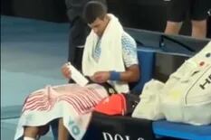 ¿Rompió las reglas? Djokovic recibió una botella con un misterioso mensaje en pleno partido
