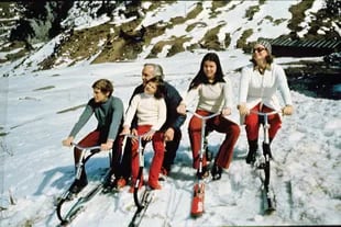 Papá Raniero compartía con sus hijos la pasión por el esquí. En la foto, los cuatro en Suiza en el invierno de 1970