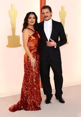 Salma Hayek y Pedro Pascal desplegaron su glamour latino en los premios más destacados de Hollywood