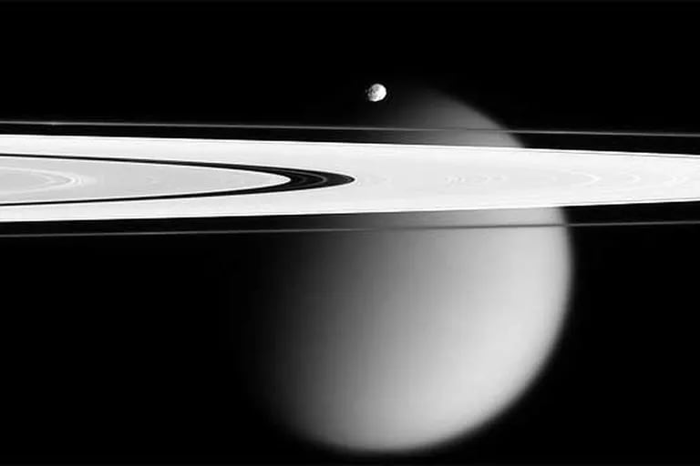 Cocoon, la luna di Saturno ancora sconosciuta che spiega l’origine dei misteriosi anelli del pianeta