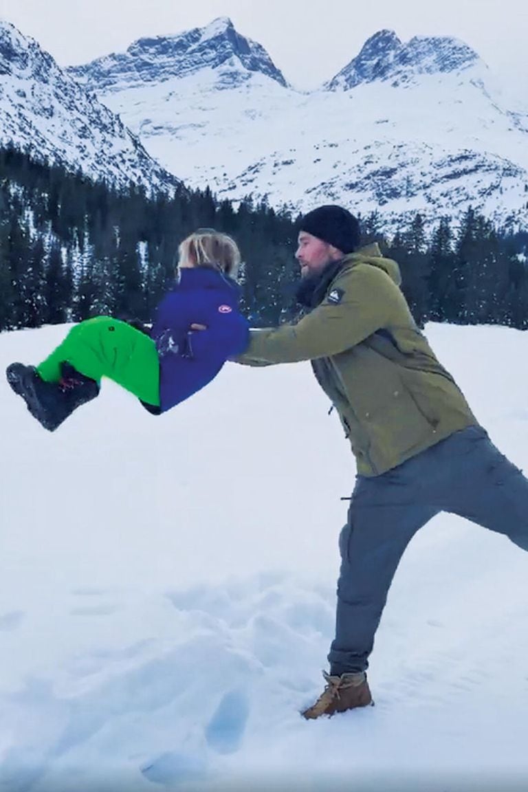 Chris Hemsworth y uno de sus mellizos se divierten en la nieve.