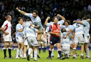Juan Manuel Leguizamón es levantado por Mario Ledesma, en el final del partido en Twickenham, en 2006, cuando la Argentina superó a Inglaterra; fue el primer y único triunfo en territorio inglés