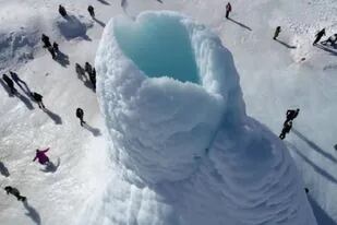 Apareció un extraño volcán de hielo de 13 metros de altura en Kazajstán