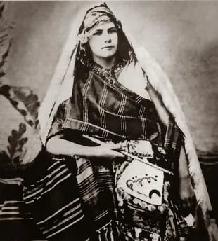 Isabelle Eberhardt, en una de las pocas fotos conocidas en las que aparece vestida de mujer.