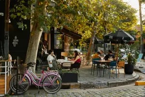 Pequeños cafés, bares y restaurantes dan forma a un circuito con aires de barrio