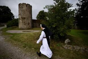 La hermana Marie Fahy camina por la granja en St Marys Abbey, un monasterio cisterciense que es una orden contemplativa de monjas en Glencairn