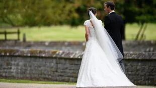 Pippa Middleton y James Matthews, flamantes esposos, dejan la iglesia y parten rumbe a la ceremonia en la casa familiar de los Middleton
