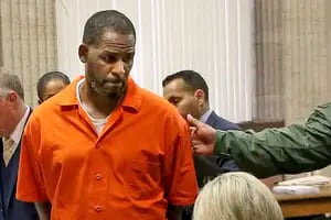 R. Kelly fue declarado culpable de otros cargos por pornografía y seducción infantil