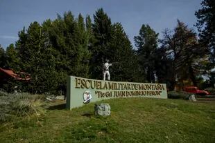 La entrada al predio militar, en Bariloche