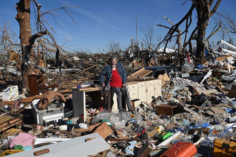 Desde un drone:  docenas de tornados devastadores arrasaron cinco estados de EE. UU.