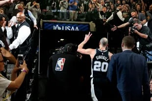Foto de archivo tomada el 22 de abril de 2018, Manu Ginóbili # 20 de los San Antonio Spurs abandona la cancha luego de una victoria contra los Golden State Warriors en el cuarto juego de la Ronda Uno de los playoffs de la NBA