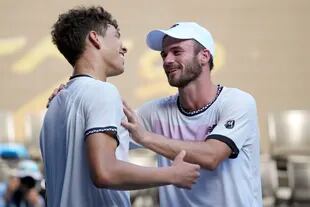 Sonrisas y felicitaciones entre los estadounidenses Ben Shelton y Tommy Paul, tras los cuartos de final del Australian Open 