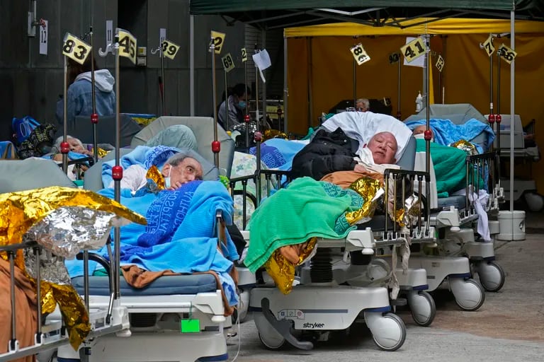 I pazienti sono sistemati in letti d'ospedale in un'area d'attesa fuori dal Caritas Medical Center di Hong Kong, mercoledì 16 febbraio 2022 (AP Photo Vincent Yu)