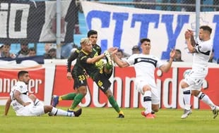 Gimnasia fue eliminado por penales ante Defensa, pero se reforzó pensando en evitar el descenso en la próxima Superliga
