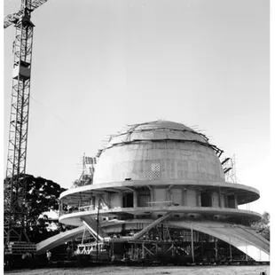 En junio de 1961 se llamó a licitación pública para su construcción y luego se adjudicó la obra a la Compa?ía Argentina de Construcciones Civiles S.A. Por sugerencia de la Sociedad Italiana se lo llamó Galileo Galilei.