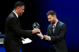 Messi recibe el premio al mejor delantero en la gala de la UEFA.