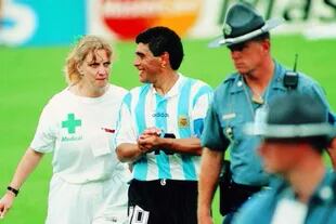 Mundial 94: la enfermera se lleva a Diego Maradona al control antidoping