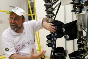 El doctor brasileño Miguel Nicolelis está a cargo del proyecto del exoesqueleto que servirá para dar el puntapié inicial de la Copa del Mundo