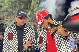 Pilotos de F1 y golfistas, en un show de 18 hoyos con triunfo del español Sainz, que tuvo un final... accidentado