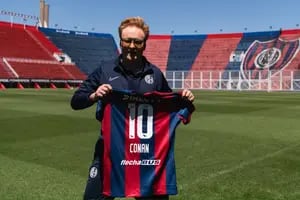 Conan O’Brien se animó a hablar en español y jugó al fútbol en San Lorenzo
