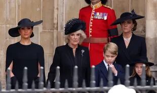  Meghan, duquesa de Sussex, Camilla, reina consorte británica, la princesa de Gales Kate miran el féretro de la reina Isabel II, cubierto con un estandarte real y adornado con la corona imperial de Estado y el orbe y el cetro de la soberana, mientras salen de la Abadía de Westminster en Londres el 19 de septiembre de 2022