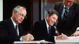Gorbachov con Reagan protagonizaron un inédito encuentro entre las potencias enfrentadas por la Guerra Fría