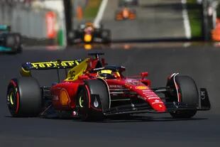 La mayor carga aerodinámica de Ferrari provocó una mayor degradación de los neumáticos; las múltiples estrategias que trazaron con Charles Leclerc en Ferrari fueron detonadas por el ritmo de Max Verstappen