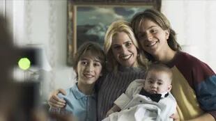 La última foto que se saca Luis Miguel y sus hermanos junto a su mamá Marcela, antes de su desaparición, en Luis Miguel, la serie.