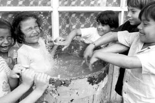 En los años 70, señala Gawande, en Costa Rica "se dedicó el sistema de salud y los recursos de la salud pública a cerrar las brechas" relacionadas con las complicaciones en el parto y la primera infancia. Foto de archivo: 1993