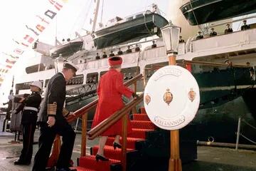 La reina Isabel II de Gran Bretaña y el duque de Edimburgo abordan el Royal Yacht Britannia el 11 de diciembre de 1997 en Portsmouth, en la costa sur de Inglaterra, por última vez antes de que el barco se retire después de cuarenta y cuatro años de servicio
