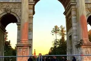 Detienen a activistas climáticos después de pintar de rosa el Arco de la Paz de Milán