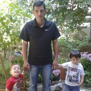 Abdullah Kurdi junto a sus hijos Aylan, a la izquierda, y Galip
