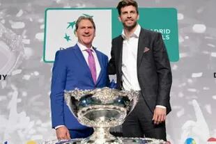 Dave Haggerty, presidente de la Federación Internacional de Tenis, y el futbolista Gerard Piqué, líder de Kosmos, el grupo que impulsó el cambio de formato de la Copa Davis. 