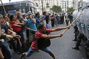 Disturbios en la Avda. 9 de Julio por el rechazo a la triple reforma que impulsa el gobierno. 13/12/17