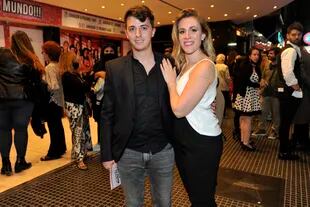 Después de la función, Laura Esquivel posó junto a su novio, Facundo Cedeira