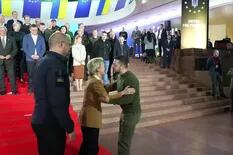 El presidente de Ucrania y la presidenta de la Comisión Europea intercambian banderas