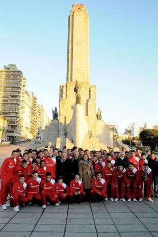 Con los más de 100 chicos de Renato Cesarini que viajaron al Mundial de Brasil, en el Monumento a la Bandera, Rosario.