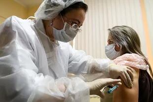 Una enfermera aplica la vacuna Sputnik V (Gam-COVID-Vac) a una paciente, en una clínica en Moscú, el 5 de diciembre de 2020
