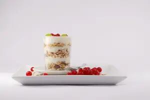 Parfait de yogur con granola y cerezas