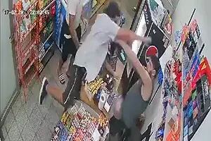 En un confuso episodio, un hombre golpeó a un comerciante y le rompió la computadora del mostrador