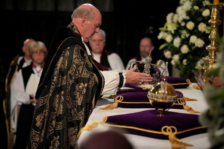 El decano de Windsor, el reverendo David Conner, coloca la corona imperial de Estado y el cetro durante el servicio de entierro de la reina Isabel II, en la capilla de San Jorge, en Windsor, Inglaterra, el lunes 19 de septiembre de 2022.