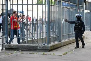 En París: policía rocía con gas pimienta a los hinchas de Liverpool antes de la final de la Champions League ante Real Madrid.