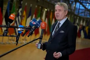 The Minister of Foreign Affairs of Finland, Pekka Haavisto, speaks with reporters at a meeting of the Chancellors of the European Union, in the building of the Council of Europe, in Brussels, on January 23, 2023. (AP Photo/Virginia Mayo) )