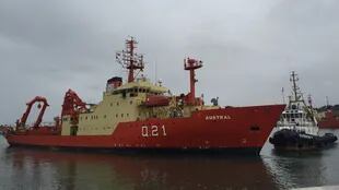 También está en la zona el buque oceanográficos ARA Austral