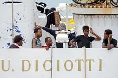 Italia permite el desembarco de 140 migrantes varados por días y amenaza a la UE